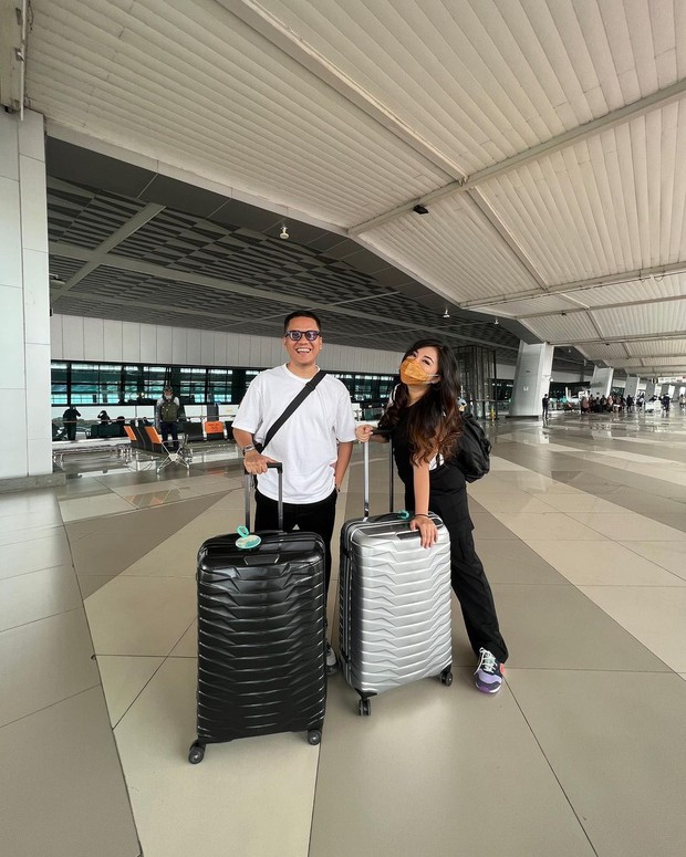 Outfit simpel saat di bandara/Sumber: IG @tiarapangestika Outfit simpel saat di bandara/Sumber: IG @tiarapangestika