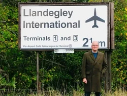 Meski Palsu, Papan Penunjuk Arah Ini Seharga Hampir Rp 500 Juta