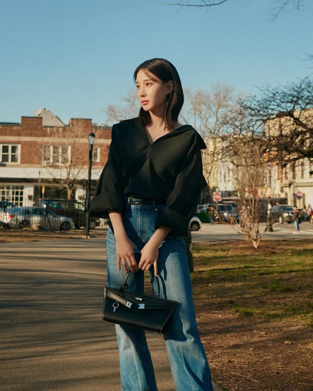 Park Eun-bin dengan gaya street style hitamnya/Sumber: IG @eunbining0904