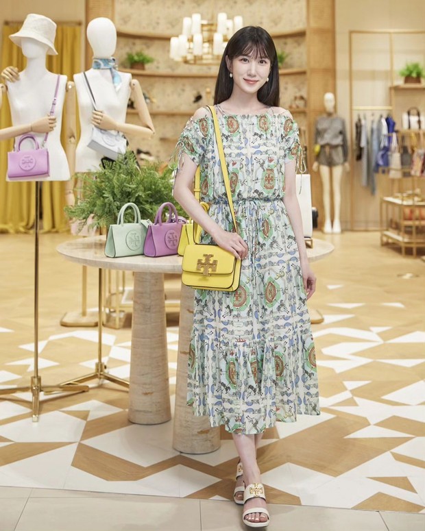 Park Eun-bin dengan midi dress cantiknya/Sumber: IG @eunbining0904