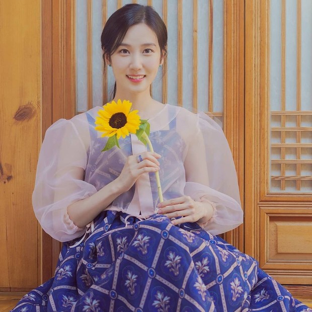 Park Eun-bin dengan organza blouse/Sumber: IG @eunbining0904
