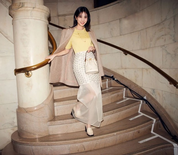 Park Eun-bin yang anggun dengan rok/Sumber: IG @eunbining0904