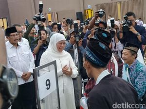 Haru Gubernur Khofifah Lepas Calon Jemaah Haji Jatim Kloter Pertama Haru Gubernur Khofifah Lepas Calon Jemaah Haji Jatim Kloter Pertama