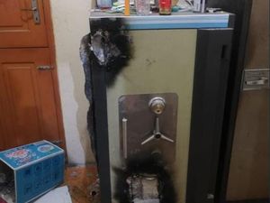 Pembobolan Toko Emas di Jombang Gagal, Pelaku Kabur Acungkan Celurit Pembobolan Toko Emas di Jombang Gagal, Pelaku Kabur Acungkan Celurit