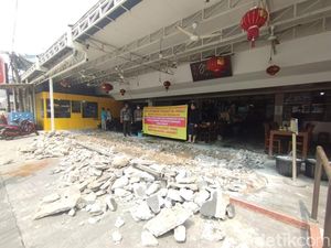 Karyawan Tolak Pembongkaran Ruko Makan Jalan di Pluit: Kami Mau Kerja Apa? Karyawan Tolak Pembongkaran Ruko Makan Jalan di Pluit: Kami Mau Kerja Apa?