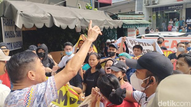 Pemilik ruko dan karyawan di Pluit demo saat pembongkaran dilakukan