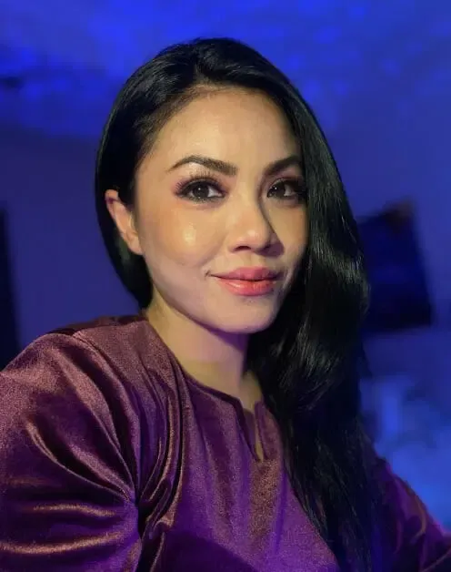 Penyanyi Ini Kapok Makan Pisang di Tempat Umum, Alasannya Tak Terduga!