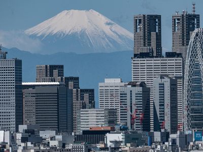 Pesona Indah Gunung Fuji di Balik Pencakar Langit Shinjuku