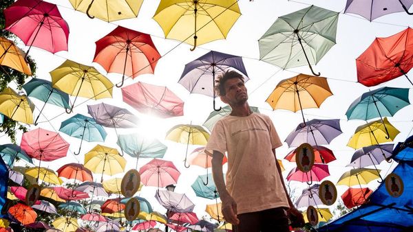 Potret Aktivitas Warga India di Tengah Panas Mendidih