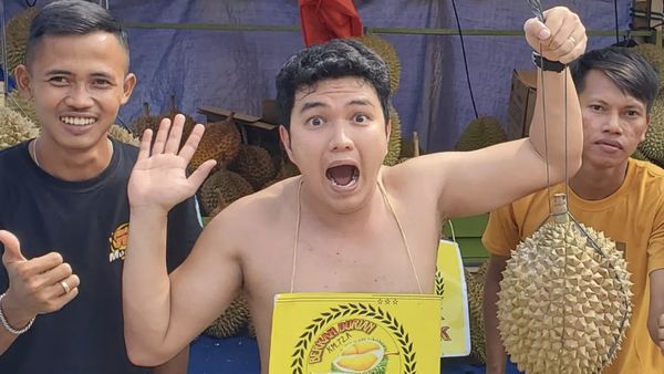 Potret Aldi Taher Ngaji di Tempat Makan hingga Makan Durian