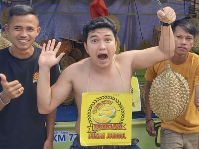 Potret Aldi Taher Ngaji di Tempat Makan hingga Makan Durian