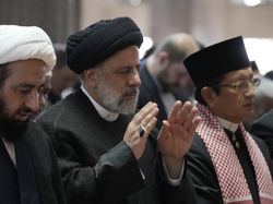 Potret Presiden Iran Salat Berjemaah di Masjid Istiqlal