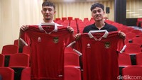 Ivan Jenner (kiri) dan Rafael Struijk (kanan) tengah berpose memegang jersey Timnas Indonesia usai diperkenalkan oleh Erick Thohir.
