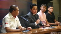 Ketua Umum PSSI Erick Thohir memperkenalkan dua pemain naturalisasi yang akan memperkuat skuad Timnas Indonesia, Jakarta, Rabu (24/5/2023).
