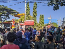Warga Geruduk PLTU Jeranjang, Minta Diberi Pekerjaan Angkut Batu Bara