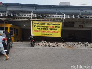 Spanduk Tolak Pembongkaran Ruko yang Makan Jalan di Pluit Spanduk Tolak Pembongkaran Ruko yang Makan Jalan di Pluit