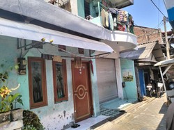 Densus 88 Bawa Buku-Kardus Usai Geledah Rumah Terduga Teroris di Surabaya