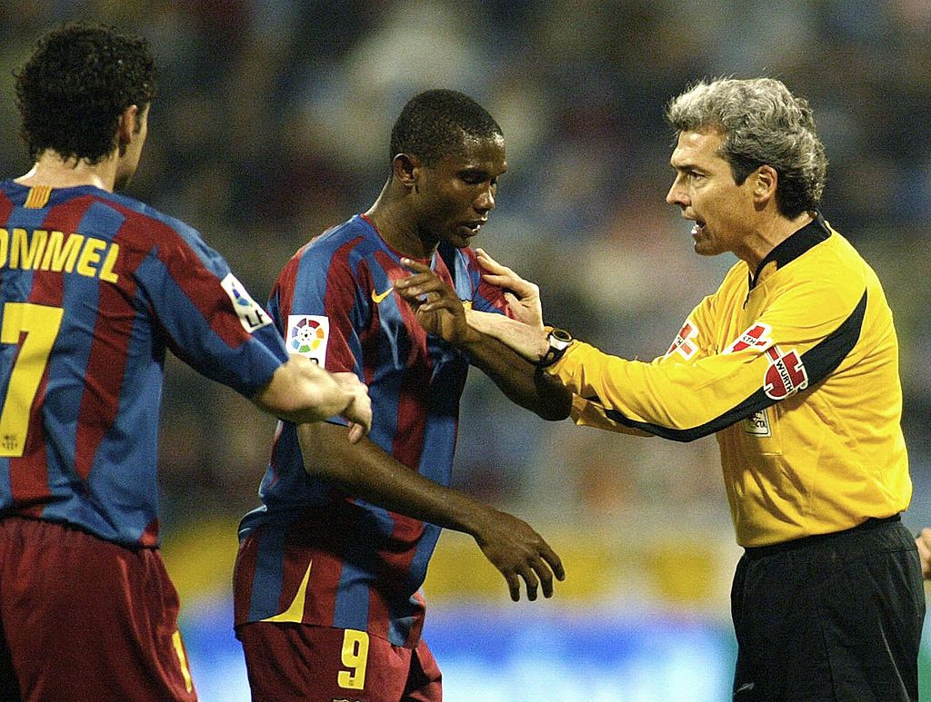 Zaragoza, SPAIN:  Barcelona's Samuel Eto of Cameroon (C) argues with the referee Esquinas Torres after he suffered racist insults from the crowd during their soccer First Division soccer League match against Zaragoza at the Romareda Stadium  in Zaragoza, 25 February 2006. At (L) teammate Dutch Mark  Van Bommel.    AFP PHOTO/CESAR RANGEL  (Photo credit should read CESAR RANGEL/AFP via Getty Images)