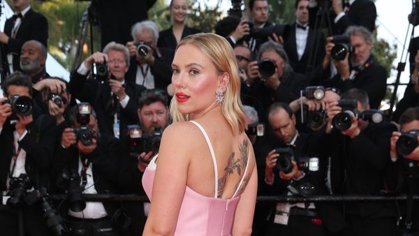 Scarlett Johansson Pamer Tato di Cannes Film Festival 2023