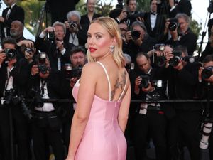 Scarlett Johansson Pamer Tato di Cannes Film Festival 2023 Scarlett Johansson Pamer Tato di Cannes Film Festival 2023
