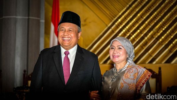 Senyum Semringah Perry Warjiyo Kembali Jabat Gubernur BI
