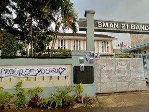 Alumni SMAN 21 Ganti Duit yang Dibawa Kabur Tour Leader