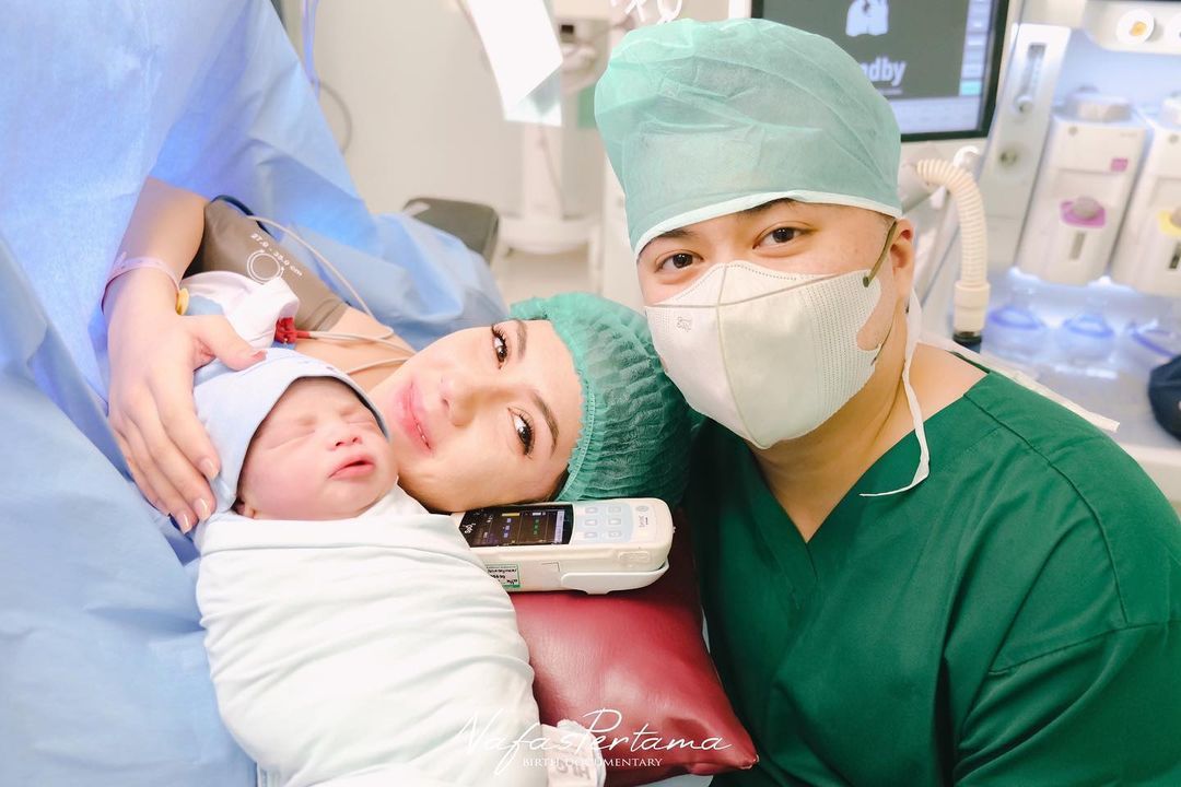 Syahra Larez melahirkan anak pertama