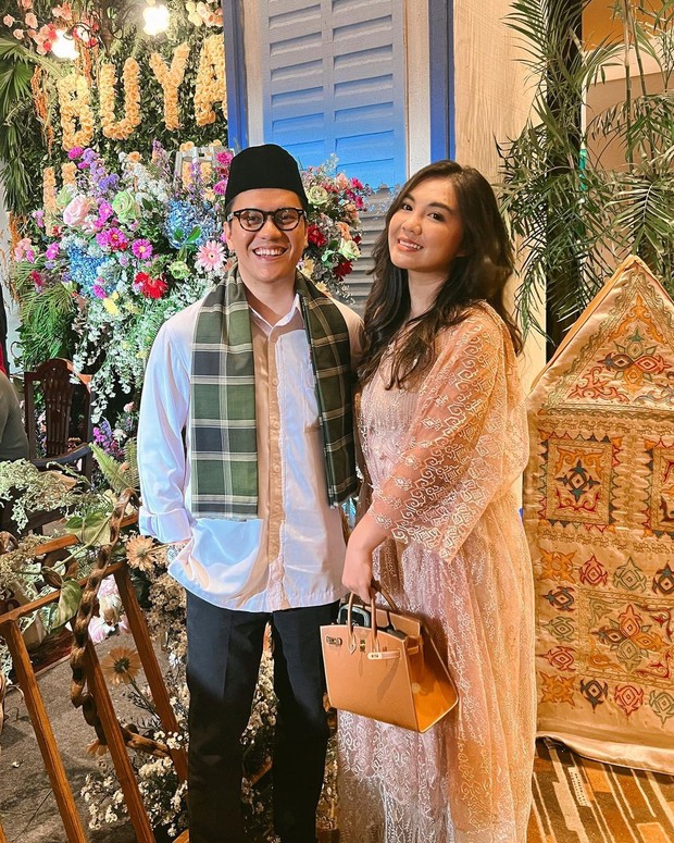 Tampil kompak dengan baju adat Betawi/Sumber: IG @tiarapangestika Tampil kompak dengan baju adat Betawi/Sumber: IG @tiarapangestika