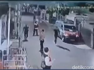 Viral! Polisi Dilempari Petasan Saat Aksi Tawuran di Jaktim Viral! Polisi Dilempari Petasan Saat Aksi Tawuran di Jaktim