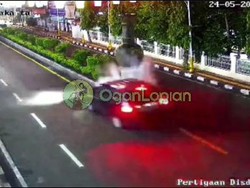 Viral Minibus Tabrak Kendi Raksasa di Purwakarta