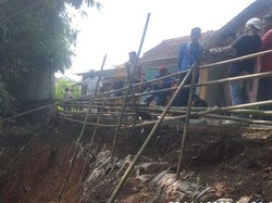 Tebing 30 Meter di Jalan Penghubung Bogor dan Tangerang Longsor