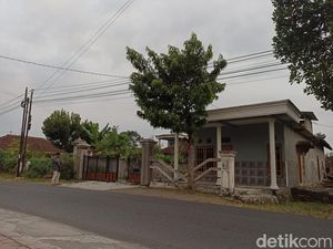 Rumah Istri Terduga Teroris di Blitar Turut Digeledah Densus 88 Rumah Istri Terduga Teroris di Blitar Turut Digeledah Densus 88