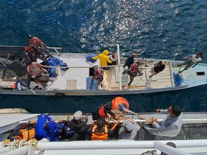 Terdampar di Australia, 12 Nelayan Asal NTT Dievakuasi Terdampar di Australia, 12 Nelayan Asal NTT Dievakuasi