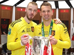 Yang tidak diduga-duga, kiper Tom Heaton juga menjadi sosok paling berpengaruh walaupun cuma main tiga kali. Manchester Evening News menyebut, ia adalah benang merah kepada skuad MU era Sir Alex Ferguson berkat pengalamannya dulu. Foto: Manchester United via Getty Imag/Matthew Peters