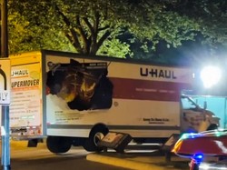 Detik-detik Truk Boks Coba Terobos Barier Pengamanan Gedung Putih