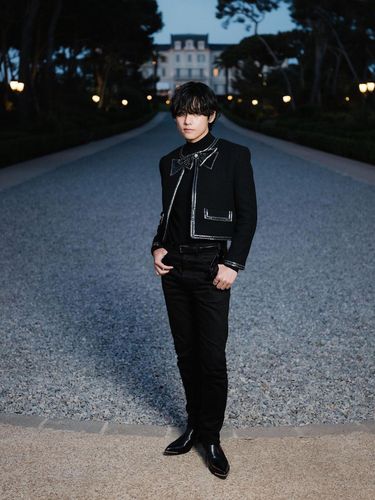 V BTS saat menghadiri Celine Cannes Dinner 2023