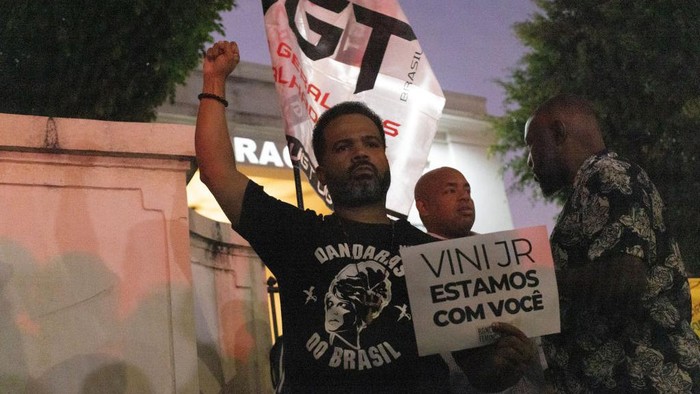 SAO PAULO, BRAZIL - MAY 23: People gather during a demonstration in solidarity with Real Madridâs player Vinicius Jr. in front of the Consulate General of Spain, in Sao Paulo, Brazil on May 23, 2023. Brazil on Monday condemned racism against Real Madrid star forward Vinicius Junior during a Spanish La Liga match on the weekend and asked the Spanish authorities to take action. (Photo by Ettore Chiereguini/Anadolu Agency via Getty Images)