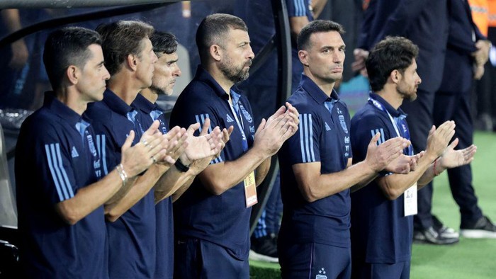 Argentinas coach Lionel Scaloni (2nd R) applauds next to (L to R) Argentinas goalkeeper coach Martin Tocalli, physical trainer Jose Martin, and assistant coaches Roberto Ayala, Walter Samuel, and Pablo Aimar during the friendly football match between Argentina and Curacao at the Madre de Ciudades stadium in Santiago del Estero, in northern Argentina, on March 28, 2023. (Photo by ALEJANDRO PAGNI / AFP) (Photo by ALEJANDRO PAGNI/AFP via Getty Images)