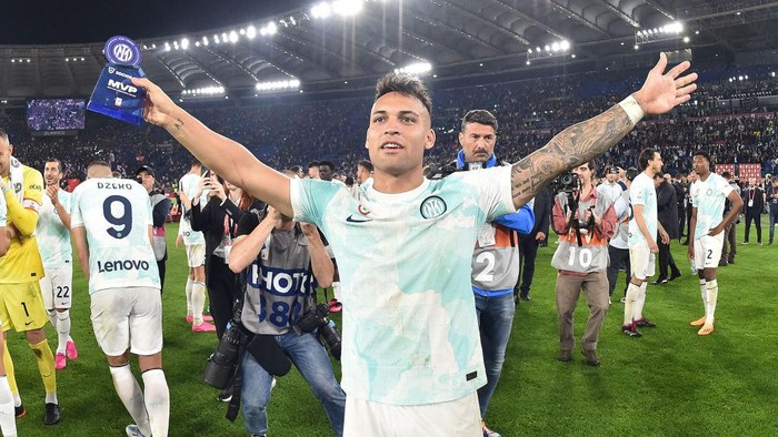 ROME, ITALY - MAY 24:  Lautaro Martínez of FC Internazionale celebrates the victory with the MVP award after the Coppa Italia Final between ACF Fiorentina and FC Internazionale at Stadio Olimpico on May 24, 2023 in Rome, Italy.  (Photo by Giuseppe Bellini/Getty Images)