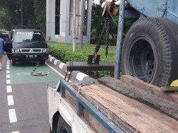 Ada Kendaraan Gangguan Mesin di Jl S Parman arah Slipi, Lalin Tersendat