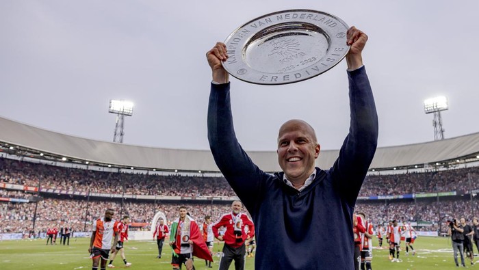 ROTTERDAM, NETHERLANDS - MAY 14: coach Arne Slot of Feyenoord celebrates the championship with the trophy during the Dutch Eredivisie  match between Feyenoord v Go Ahead Eagles at the Stadium Feijenoord on May 14, 2023 in Rotterdam Netherlands (Photo by Rico Brouwer/Soccrates/Getty Images)