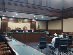 Bambang Kayun Didakwa Terima Suap Uang dan Fortuner Total Rp 57 M