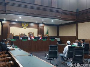 Bambang Kayun Didakwa Terima Suap Uang dan Fortuner Total Rp 57 M Bambang Kayun Didakwa Terima Suap Uang dan Fortuner Total Rp 57 M