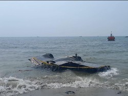Bangkai Pesawat PD 2 Masih di Pantai Lamongan Usai 5 Hari Ditemukan