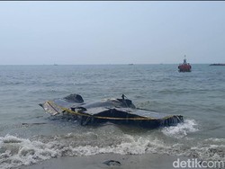 Nasib Bangkai Pesawat Perang Dunia 2 Masih di Pinggir Pantai Lamongan