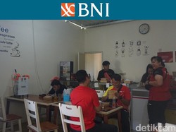 Laris Manis! Kantin di GOR BNI Sirnas A Surabaya Ini Tambah Ramai