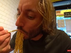 Seru! Bule Ini Cicip Indomie Goreng di Warkop Amerika Seru! Bule Ini Cicip Indomie Goreng di Warkop Amerika