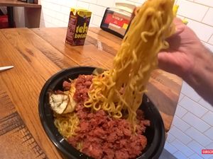 Bule Cicip Indomie di Warkop hingga Cara Bikin Makanan yang Menjijikkan Bule Cicip Indomie di Warkop hingga Cara Bikin Makanan yang Menjijikkan