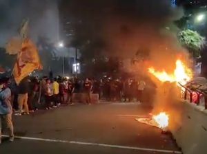 Demo Mahasiswa di Kawasan Patung Kuda Diakhiri Aksi Bakar Ban Demo Mahasiswa di Kawasan Patung Kuda Diakhiri Aksi Bakar Ban