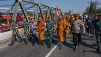 Diiringi TNI-Polri, Biksu Thailand Sudah Sampai di Pekalongan